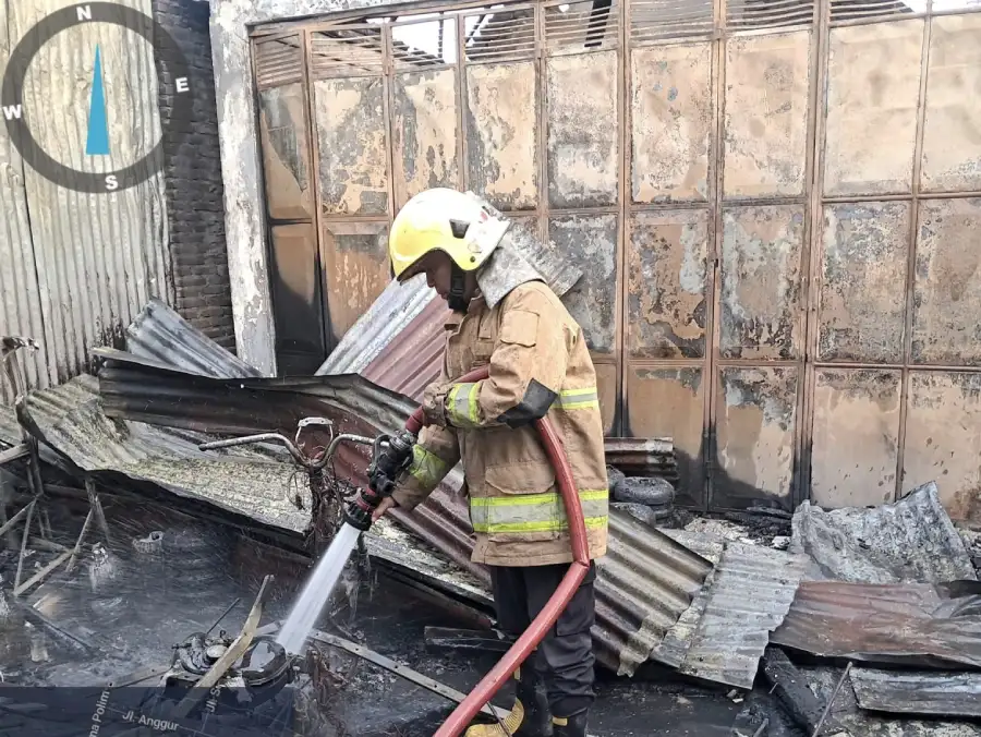 Depo Air Isi Ulang dan Rumah Makan Padang di Pare Kediri Terbakar