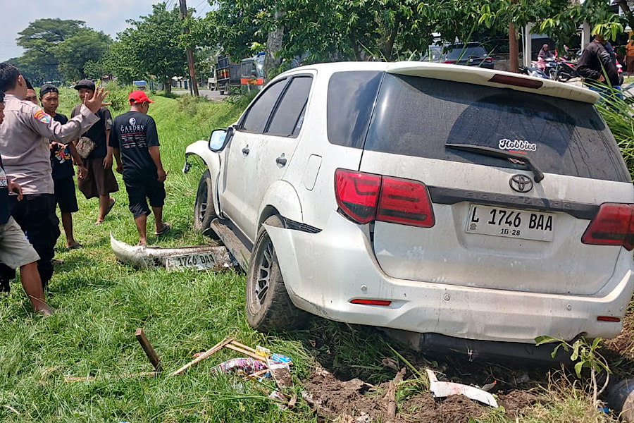 Bocah 16 Tahun Bawa Fortuner Tabrak Warung Makan dan Gerobak Pentol di Kediri