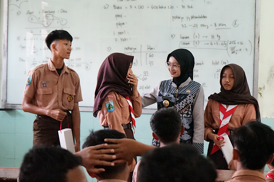 Pastikan Anak Sekolah Nikmati Makanan Sehat dan Bergizi, Mbak Wali Meninjau MBG di SMPN 8 Kediri