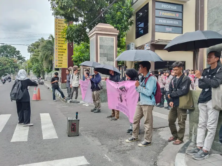 Aksi di Polres Kediri Kota, Mahasiawa Serukan Pembebasan Saiful Amin