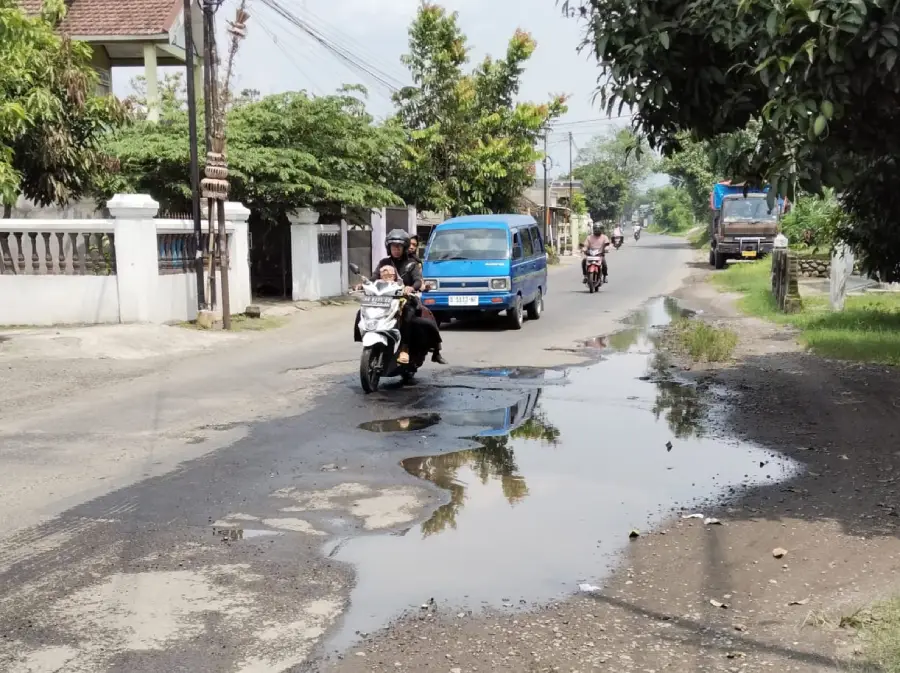 Warga Pertanyakan Perbaikan Jalan Rusak Gedangsewu Kediri