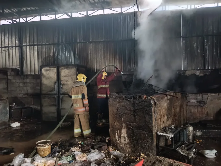 Tungku Penggorengan Ambruk, Pabrik Kerupuk di Kras Kediri Terbakar