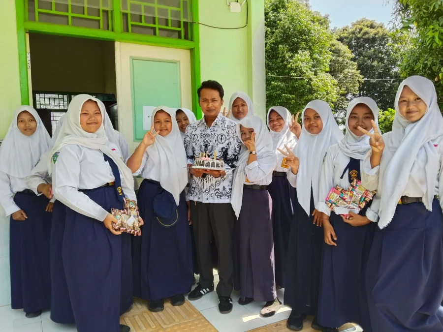 HGN, Siswa SMPN 2 Ngasem Kediri Beri Kejutan Gurunya