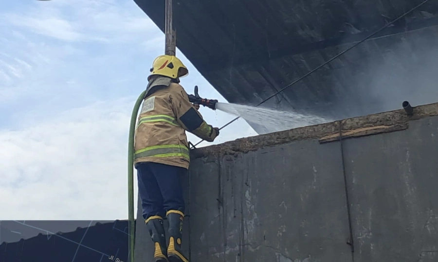 Pabrik Kayu di Pare Kediri Tebakar, Api dari Percikan Mesin Potong