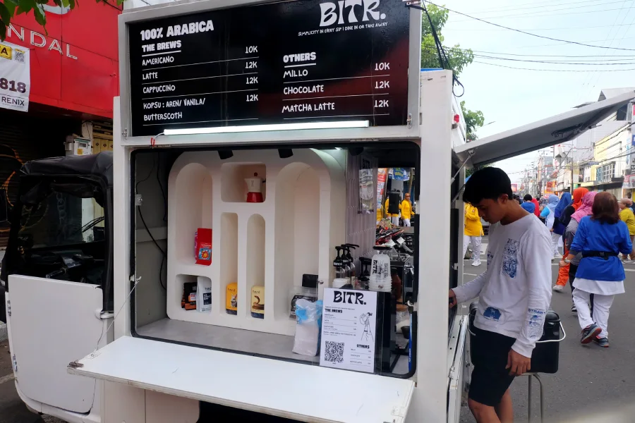 Kedai Kopi Bitr. di Kediri Tawarkan Sensasi Ngopi dari Bajaj Putih, Jadi Magnet Baru di CFD Dhoho