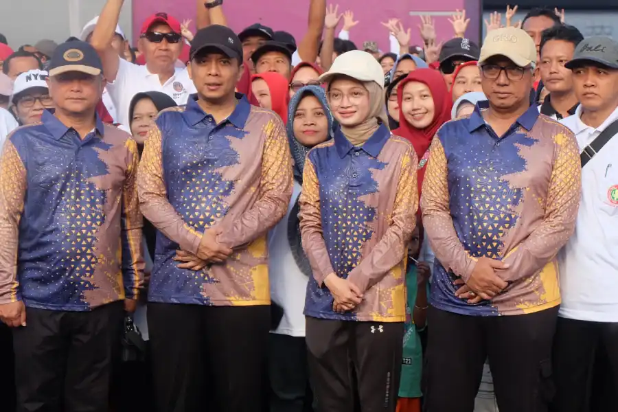 Sibuk Melayani, Jangan Lupa Sehat: Pesan Mbak Wali di Jalan Sehat HUT KORPRI Kediri