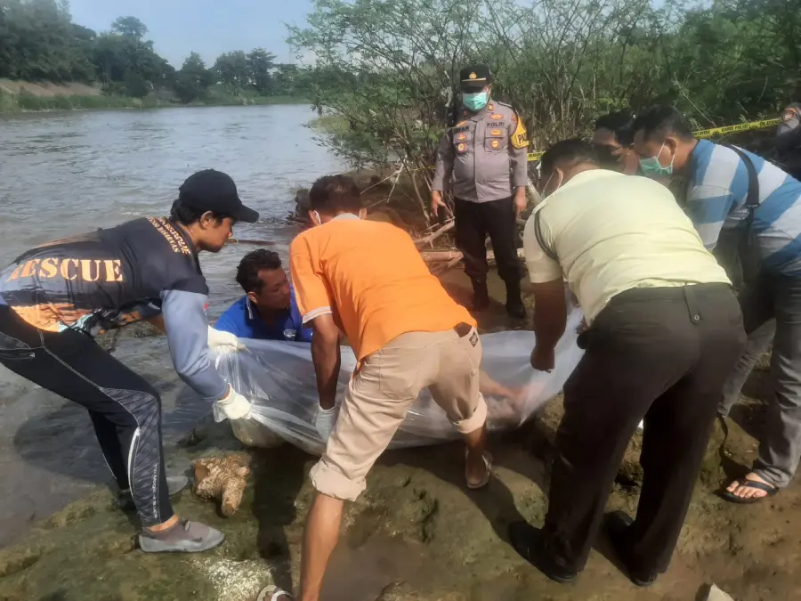 Mayat Pria Gegerkan Bendung Gerak Waruturi Kediri