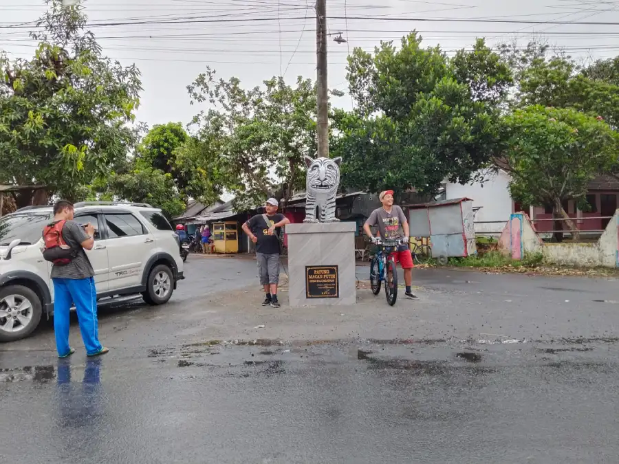 Viral Patung Macan Putih di Balongjeruk Kediri, Kades Tegaskan Bukan dari Dana Desa dan Siap Ganti Desain