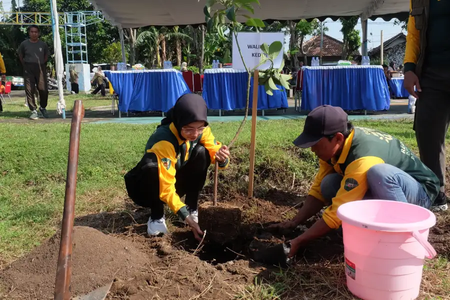 Adiwiyata dan Kelurahan Berseri Warnai Peringatan Hari Menanam Pohon di Kota Kediri