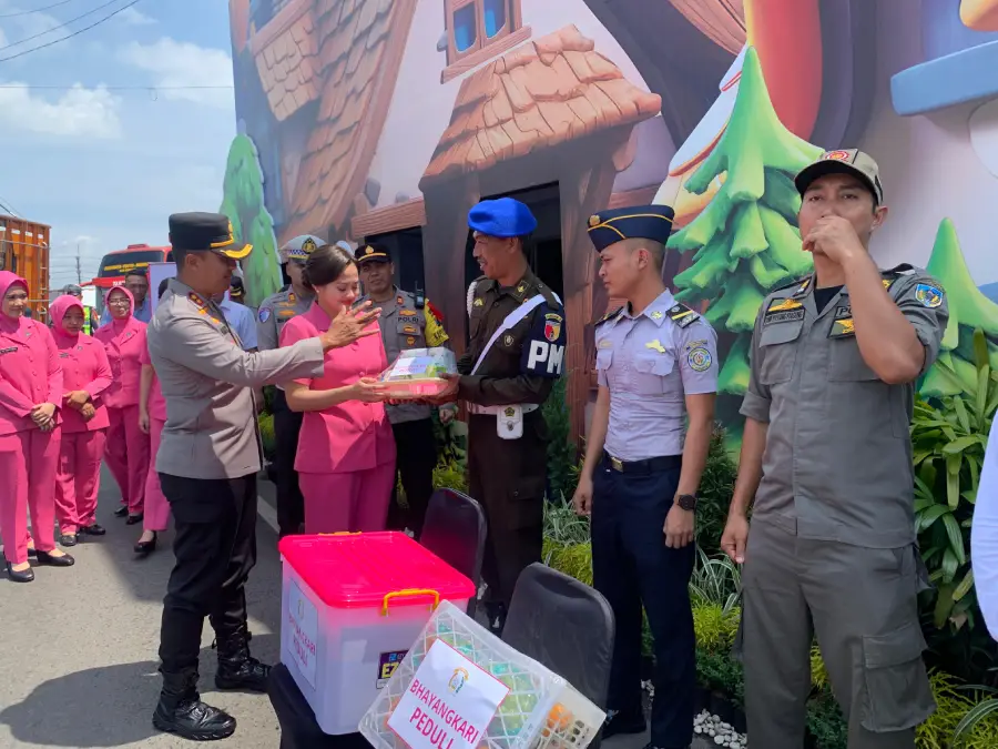 Operasi Lilin Semeru 2025, Kapolres Kediri dan Bhayangkari Kunjungi Pos Pelayanan Mengkreng