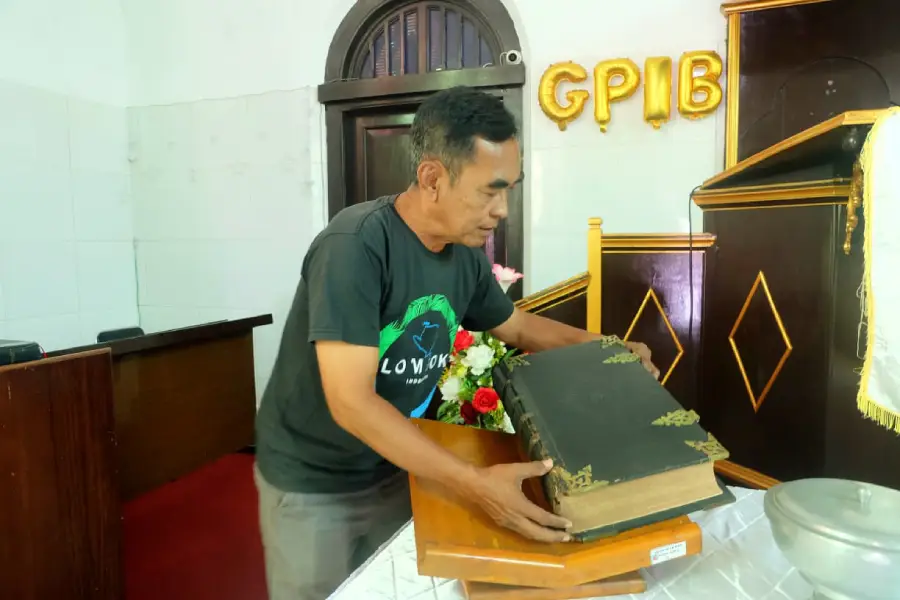 Jejak Iman Abad ke-19, Al-Kitab Kuno Berusia 158 Tahun Tersimpan di Gereja Merah Kediri