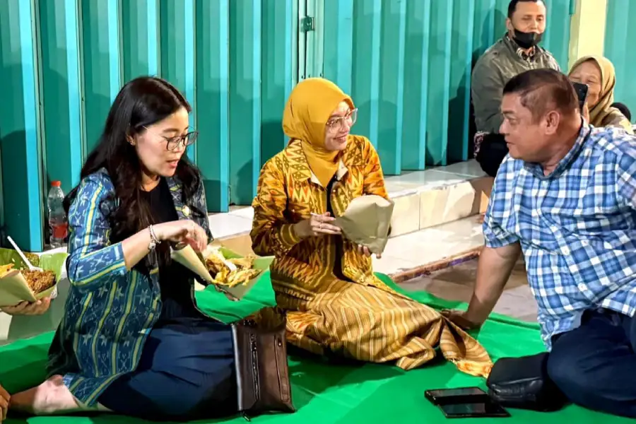 Resmikan Kawasan Jalan Stasiun, Mbak Wali Lesehan Pecel Bersama Warga Kediri