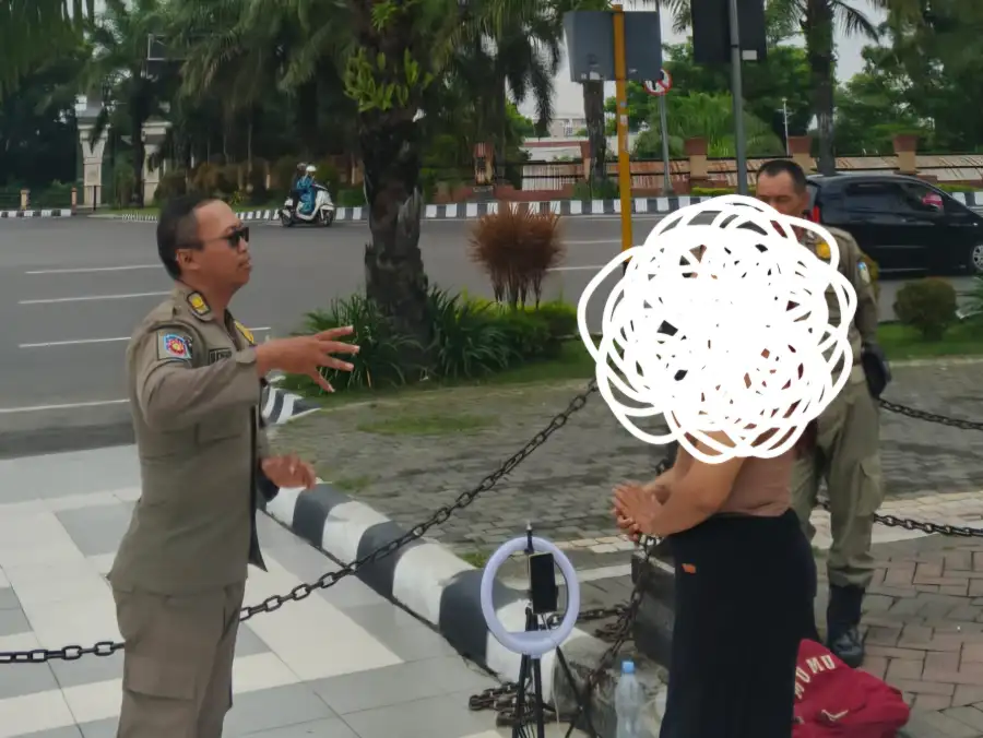 Live TikTok di Kawasan SLG Kediri, Konten Kreator Ditegur Satpol PP