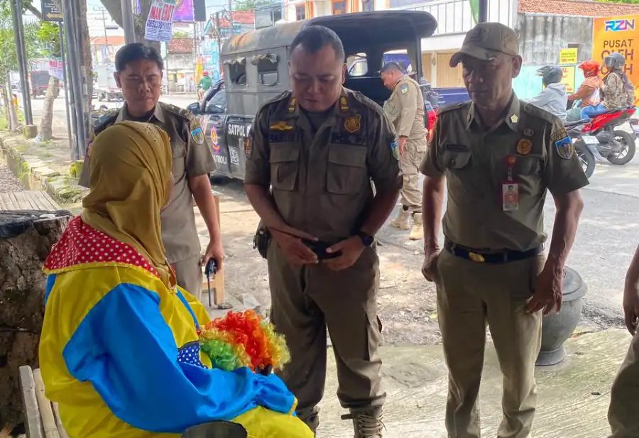 Patroli Trantib, Satpol PP Kabupaten Kediri Jaring Dua Pengamen Badut