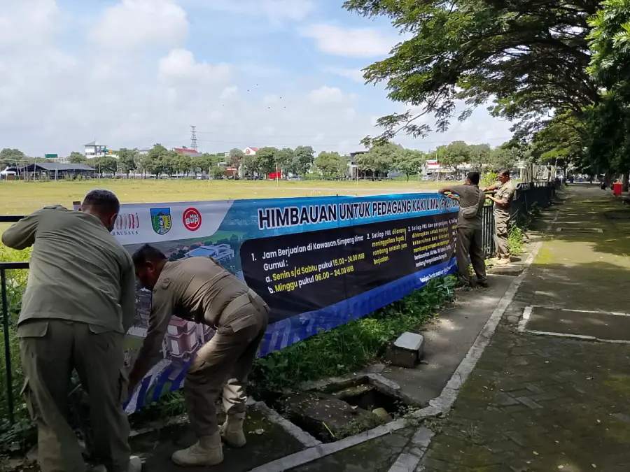 Pemkab Kediri Pasang Spanduk Imbauan, Tertibkan Kawasan Simpang Lima Gumul