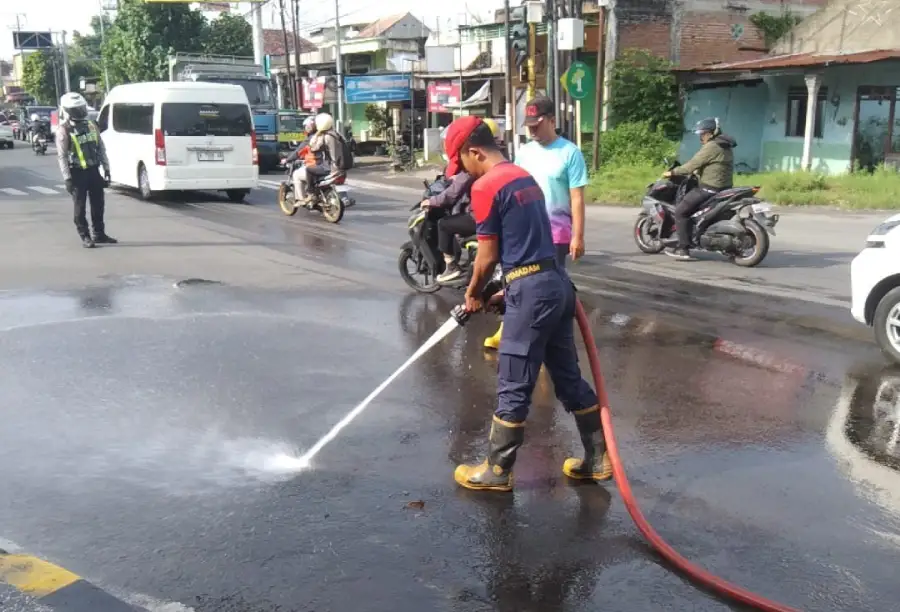 Potensi Bahaya Lalin, Tumpahan Solar di Jongbiru Ditangani Damkar Kediri