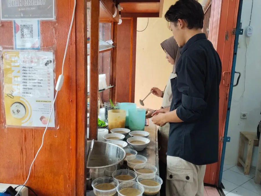 Jajanan Tradisional Naik Kelas, Bubur Kacang Ijo Umi di Pare Sukses Narik Perhatian Gen Z