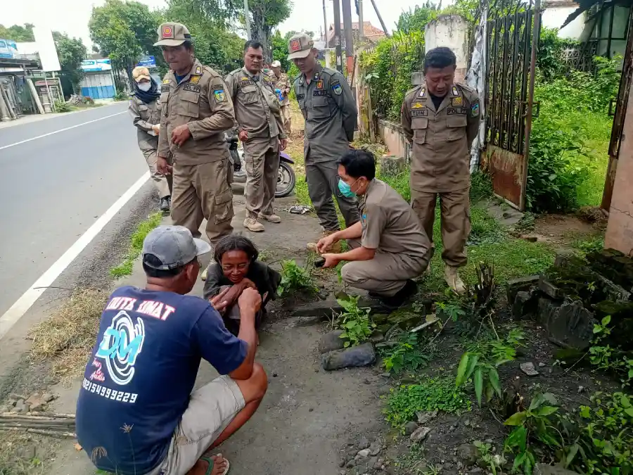 Satpol PP Kediri Evakuasi Orang Terlantar di Kedungsari ke Shelter Grogol