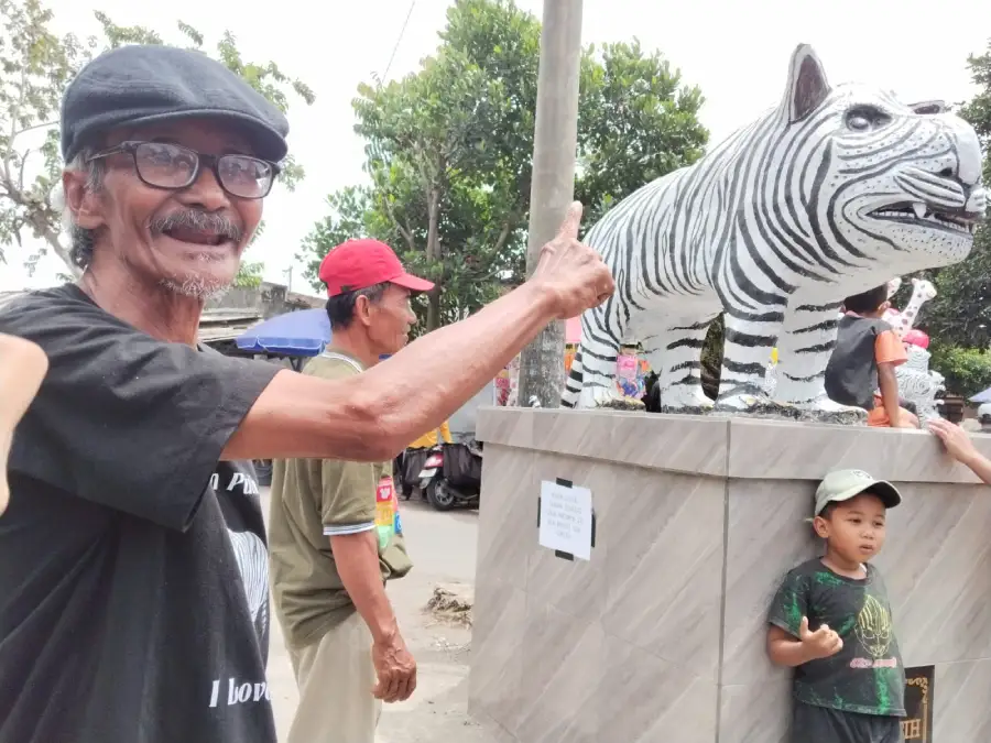 Kisah Mbah Suwari, Pembuat Patung Macan Putih Balongjeruk Kediri yang Mendunia
