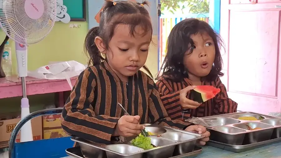 Sempat Terhenti, Anak-anak TK Ngletih Kota Kediri Sambut Antusias MBG