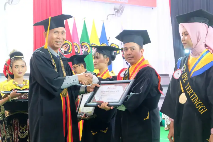 Wisuda Ke-60 Universitas Kadiri Perkuat Target Daya Saing Internasional Berbekal Akreditasi Unggul