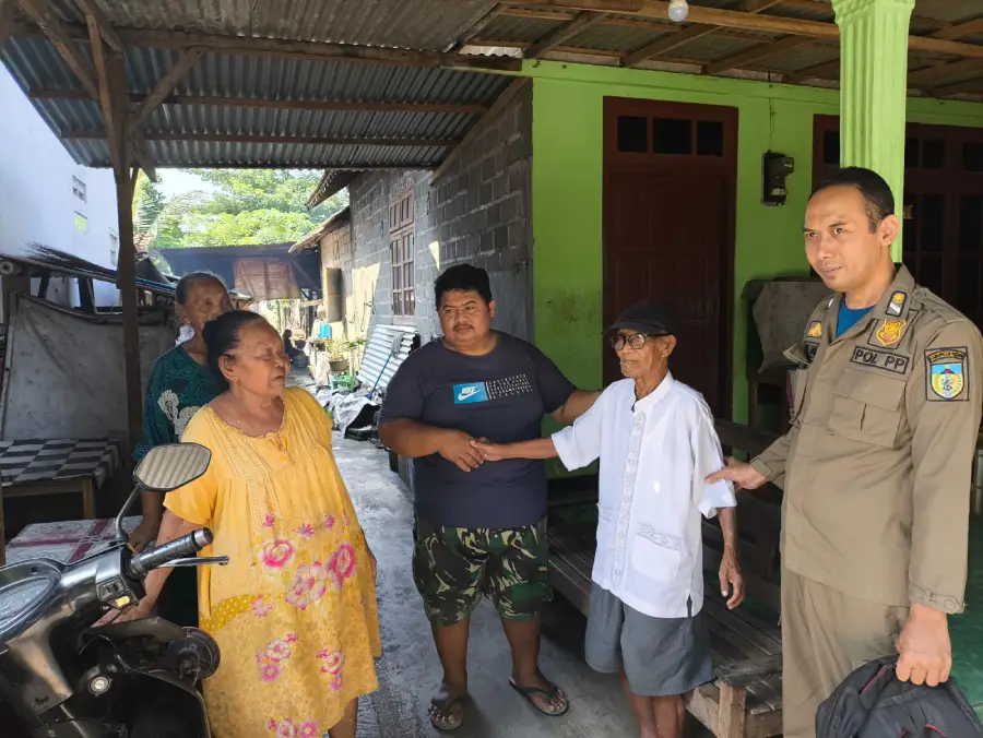 Satpol PP Kabupaten Kediri Pulangkan Orang Linglung di Desa Kras