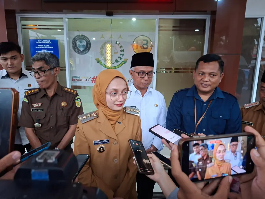 Kadinkes Kota Kediri Dampingi Mbak Wali dan Gus Qowim Sidak Jajanan Takjil