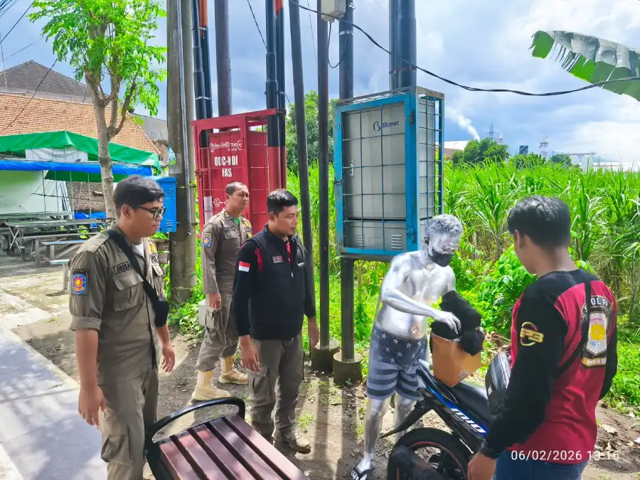 Dari Perempatan Paron hingga Tepus, Manusia Silver Ditertibkan Satpol PP Kabupaten Kediri