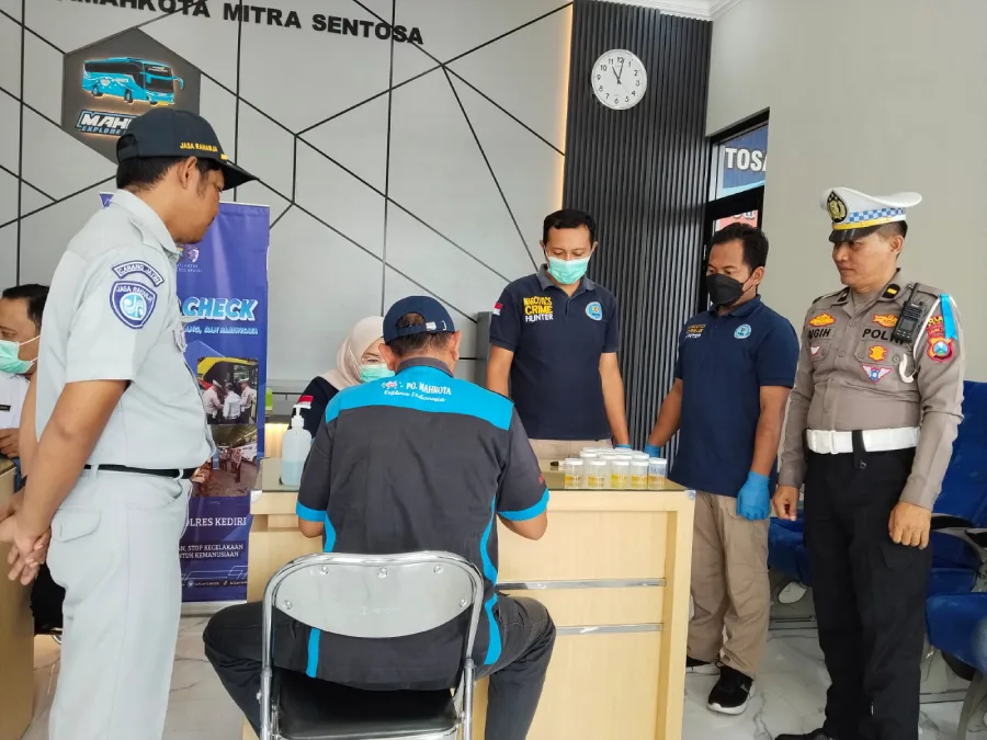 Tekan Risiko Kecelakaan Mudik, Polisi Periksa Armada dan Kesehatan Sopir di Kediri