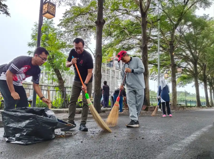 Pemkab Kediri Korvey Kerja Bakti Bersih Sampah di SLG