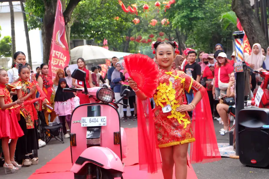 Dari Cheongsam Hingga Barongsai, Street Fashion Show Warnai Perayaan Imlek di Kopinang