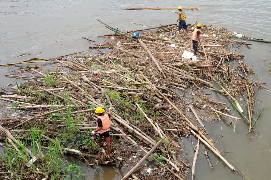 DLHKP Bersihkan Tumpukan Kayu dan Bambu di Kaki Jembatan Lama Kota Kediri