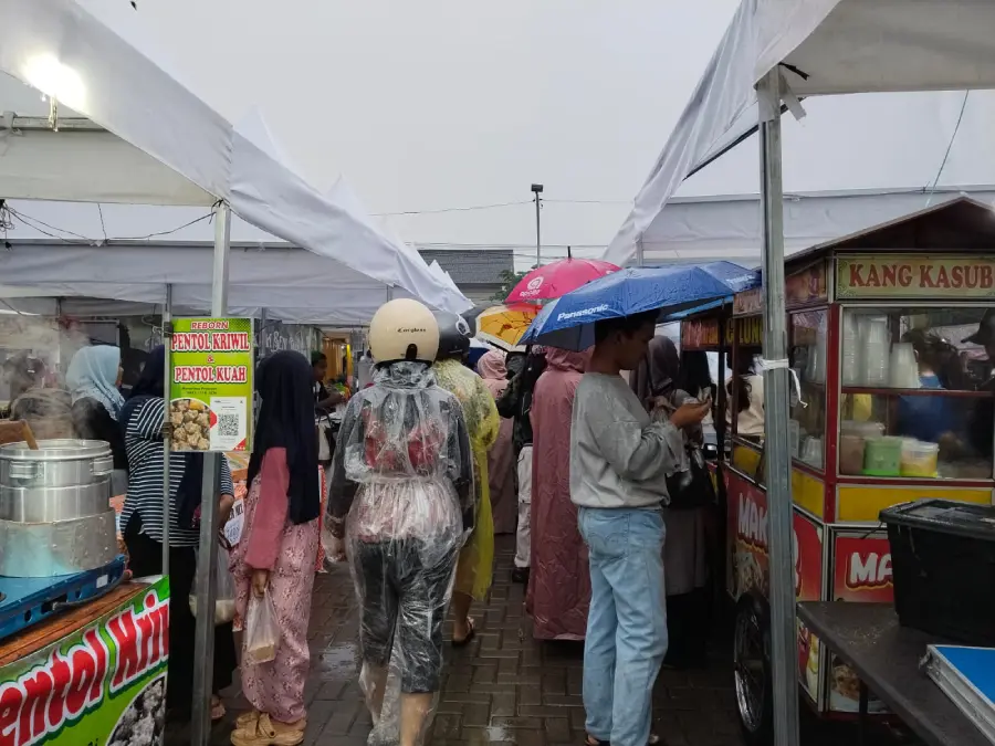 Semarak Ramadan di Pare Kediri: Hujan Tak Halangi Warga Padati Bazar Takjil