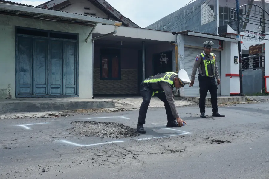 Musim Hujan Tingkatkan Risiko, Satlantas Polres Kediri Beri Tanda di Jalan Berlubang