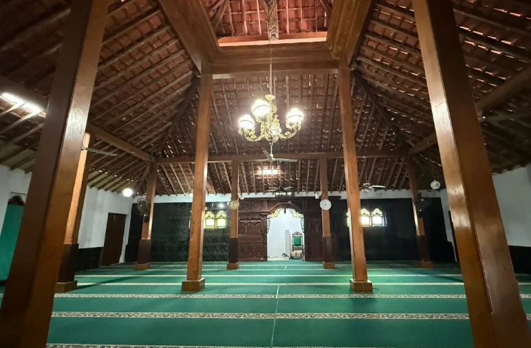 Masjid Al Alawi Banjarmlati Kediri, Masjid Kuno yang Menolak Hiruk Pikuk Zaman