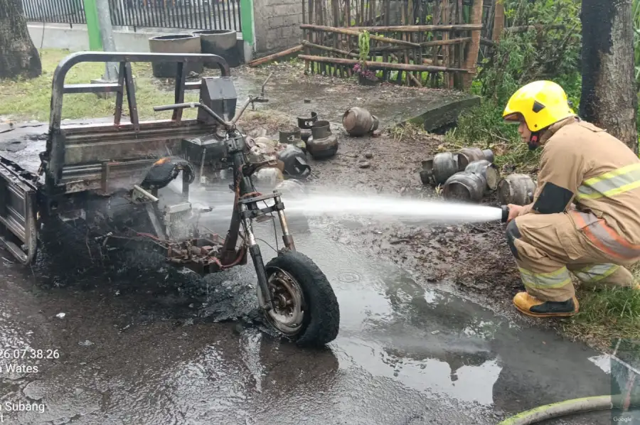 Diduga Korsleting, Kendaraan Pengangkut Tabung LPG di Kediri Hangus Terbakar
