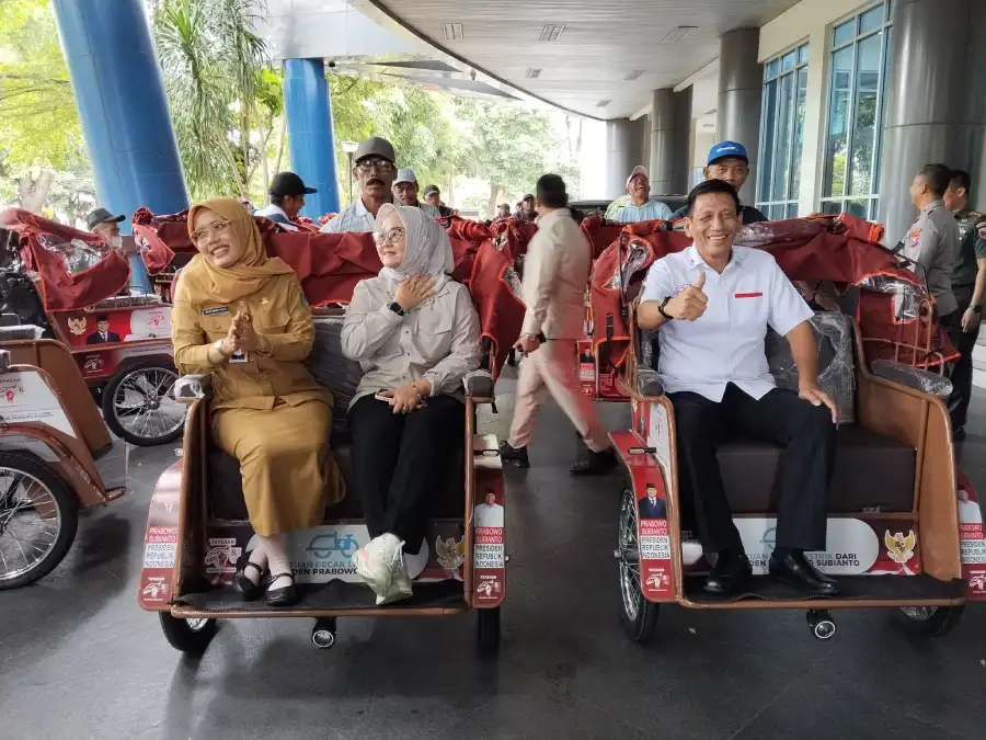 Ringankan Beban Pengayuh Lansia, Prabowo Kirim 200 Becak Listrik ke Kediri