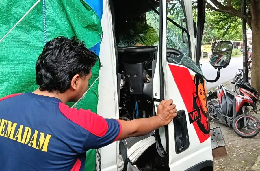 Truk Bermuatan Tembakau Hantam Pohon di Tegowangi Kediri, Sopir Terjepit