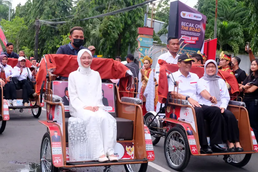 Wali Kota Kediri Serahkan 200 Becak Listrik Bantuan Presiden Prabowo