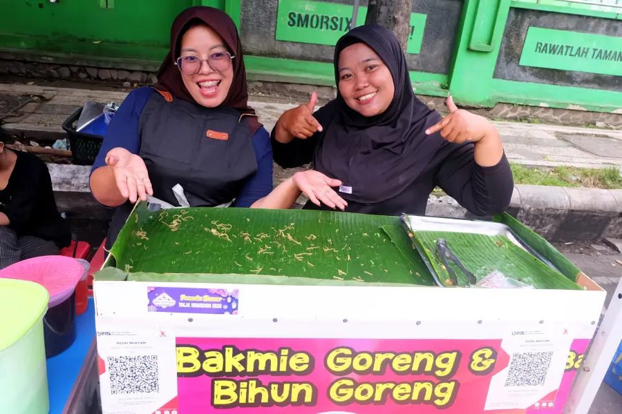 Viral di Medsos, Lapak Bihun Bakmi Goreng di Sentra Takjil Sekartaji Kediri Laris Manis