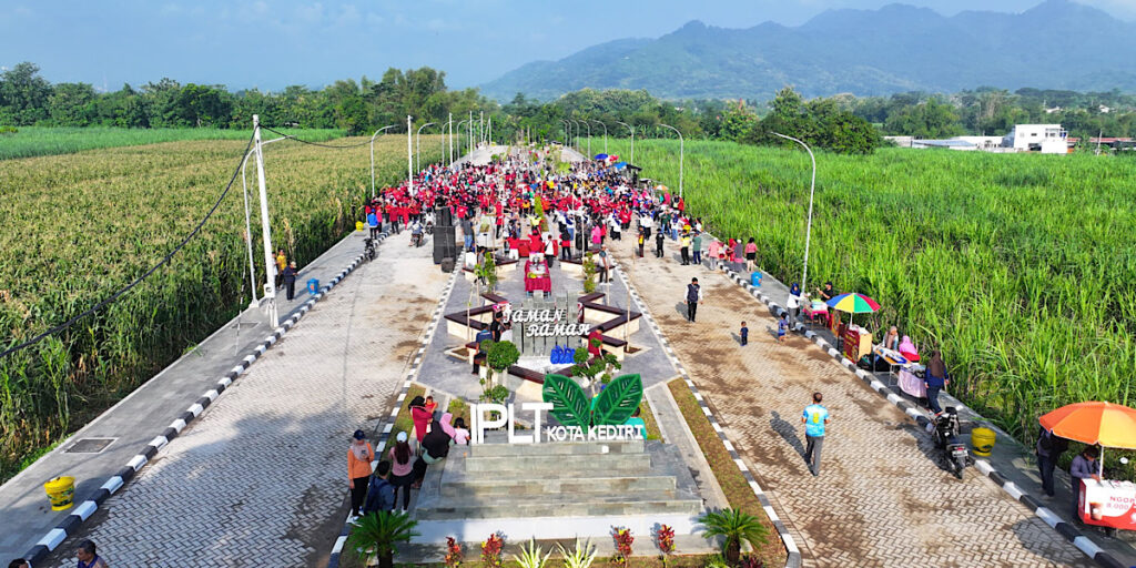 Senam Bersama Warga, Wali Kota Kediri Perkenalkan Taman Ramah dan IPLT