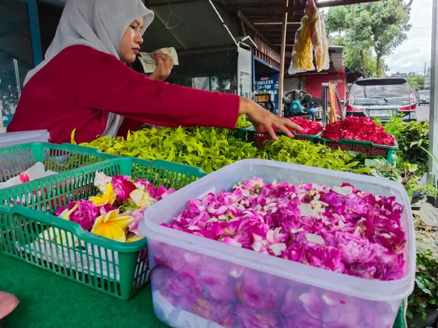 Antara Hujan dan Harga Tinggi, Asa Pedagang Bunga Kediri Menyambut Bulan Suci