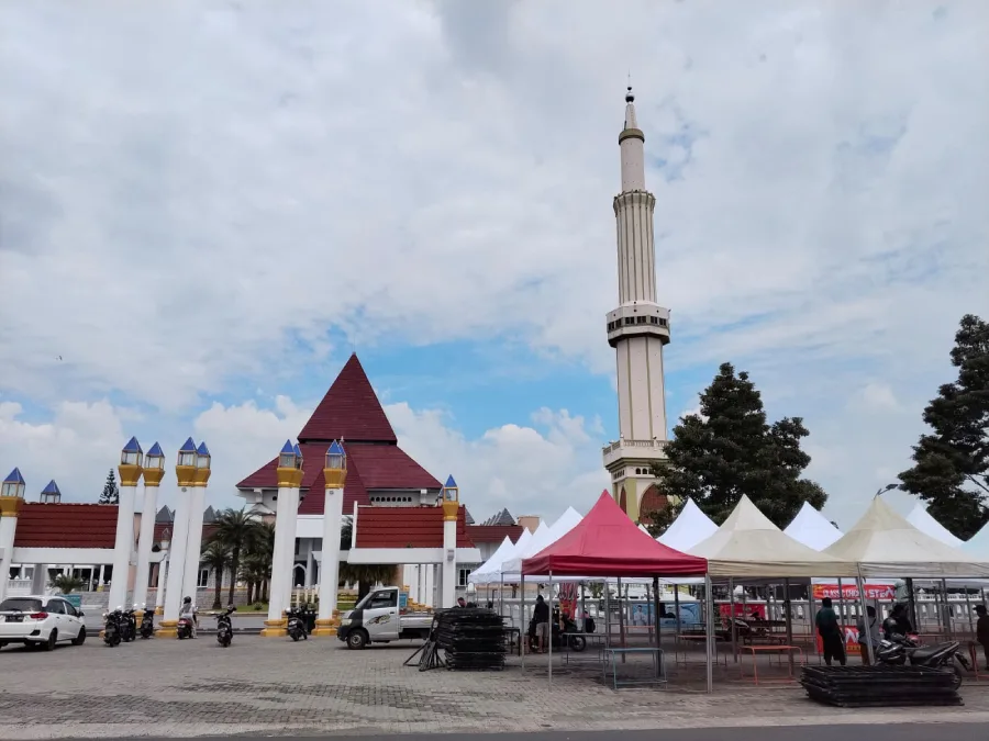 Masjid Agung An-Nur Pare Gelar Bazar Takjil Perdana, Libatkan 100 Lebih UMKM