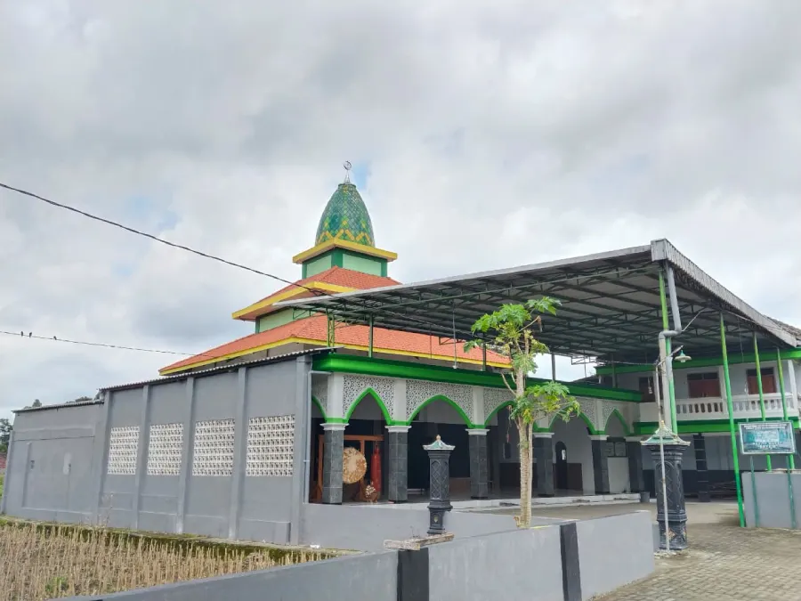 Jejak Mistis Masjid Bayem Kediri: Berdiri di Atas Reruntuhan Pabrik Serat Nanas Belanda yang Angker