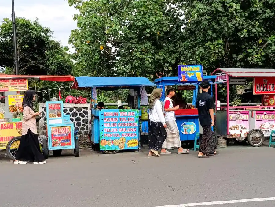 Jalan Jaksa Agung Suprapto Kediri Dipadati Pedagang Takjil dan Pemburu Menu Berbuka