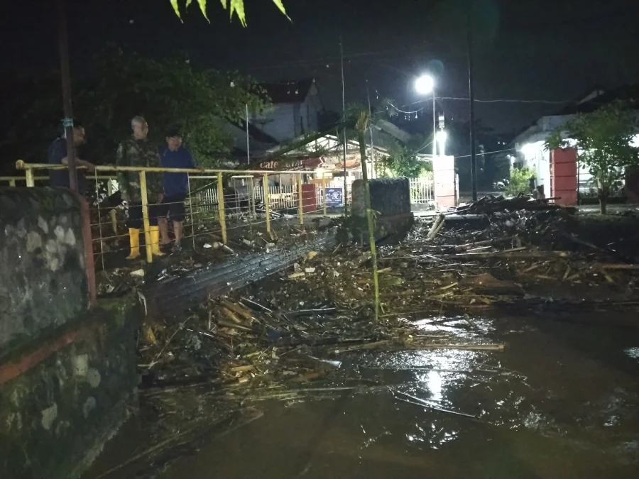 Hujan Ekstrem Picu Banjir di Kediri, Sungai Serinjing Meluap Tersumbat Tumpukan Sampah