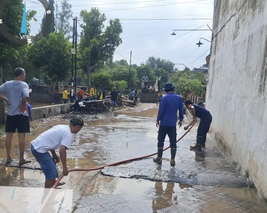 Pasca Banjir Sungai Serinjing, Damkar Kediri Bersihkan di Jalan Sawu Pare