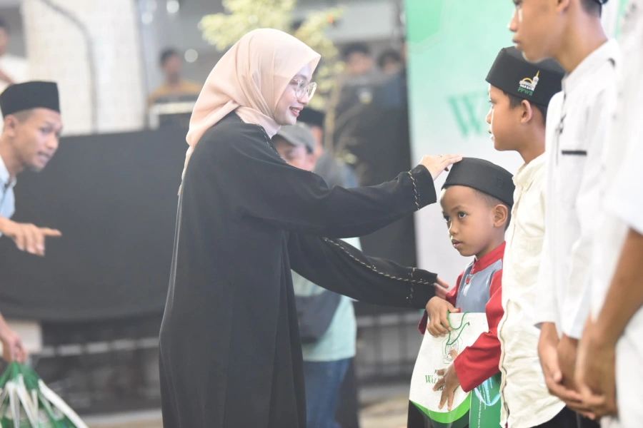 Perkuat Sinergi Ramadan, Wali Kota Kediri Vinanda Prameswati Santuni Ratusan Anak Yatim di Ponpes Wali Barokah