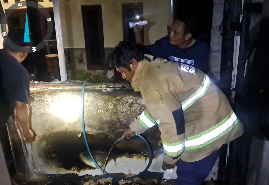 Terpengaruh Miras, Warga Gadungan Kediri Bakar Rumahnya Sendiri