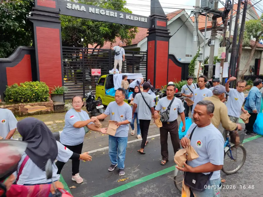 Relawan Suket Teki Nusantara Kediri Tebar Kebaikan, Bagikan 1.500 Paket Takjil di Tiga Kecamatan